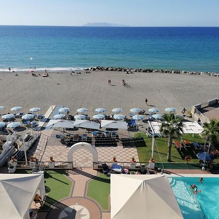 Hotel Il Gabbiano Beach Терме-Вильяторе Экстерьер фото