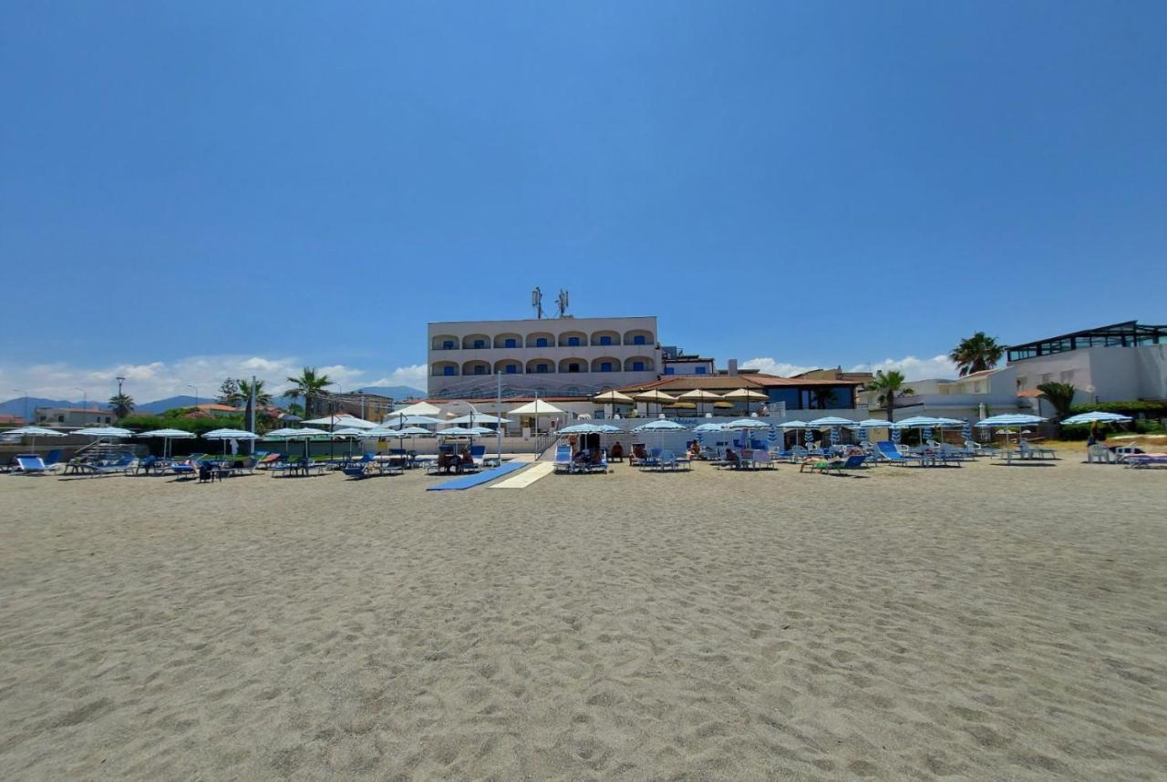 Hotel Il Gabbiano Beach Терме-Вильяторе Экстерьер фото