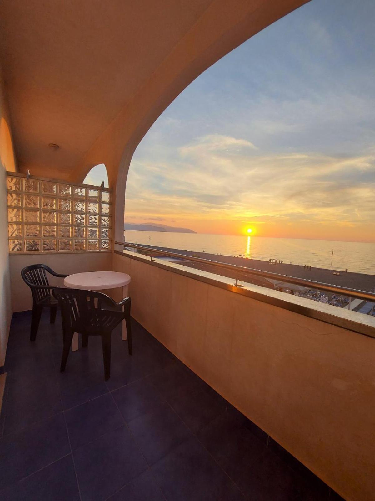 Hotel Il Gabbiano Beach Терме-Вильяторе Экстерьер фото