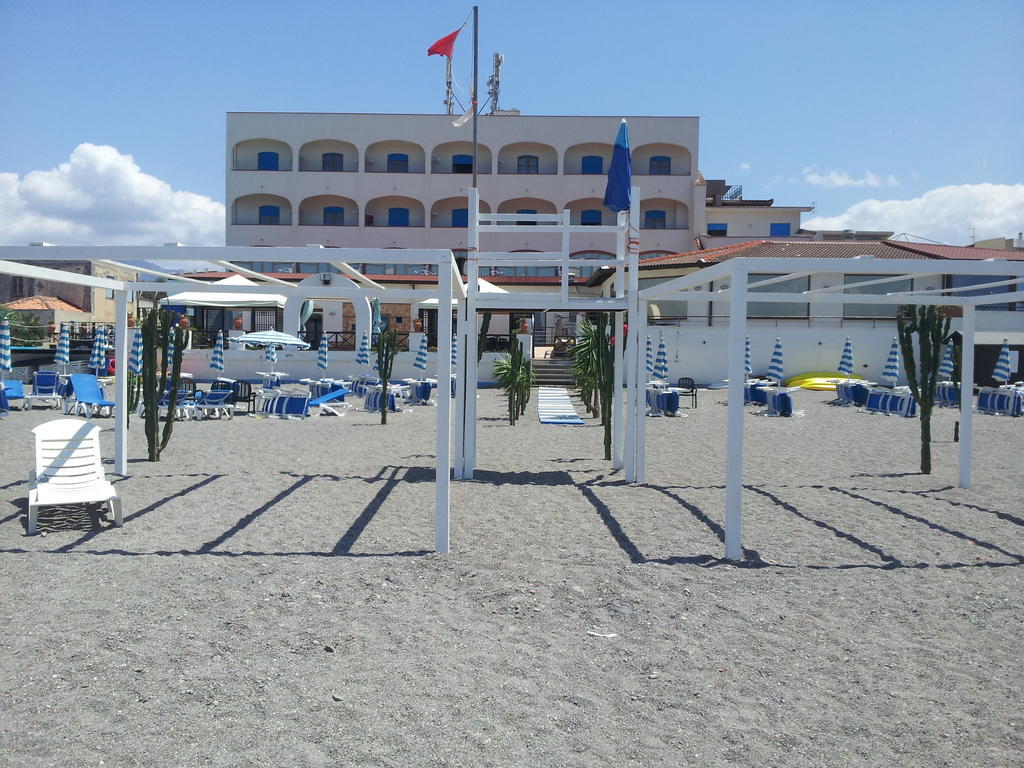 Hotel Il Gabbiano Beach Терме-Вильяторе Экстерьер фото